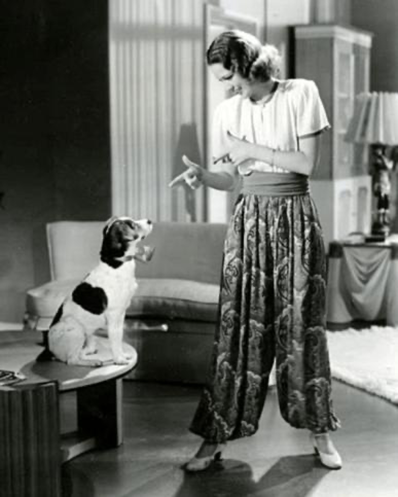 Eleanor Powell junto al terrier Buttons durante el rodaje de Lady Be Good