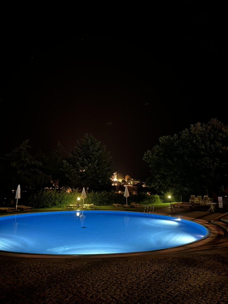 Piscina iluminada en la noche de Bragança